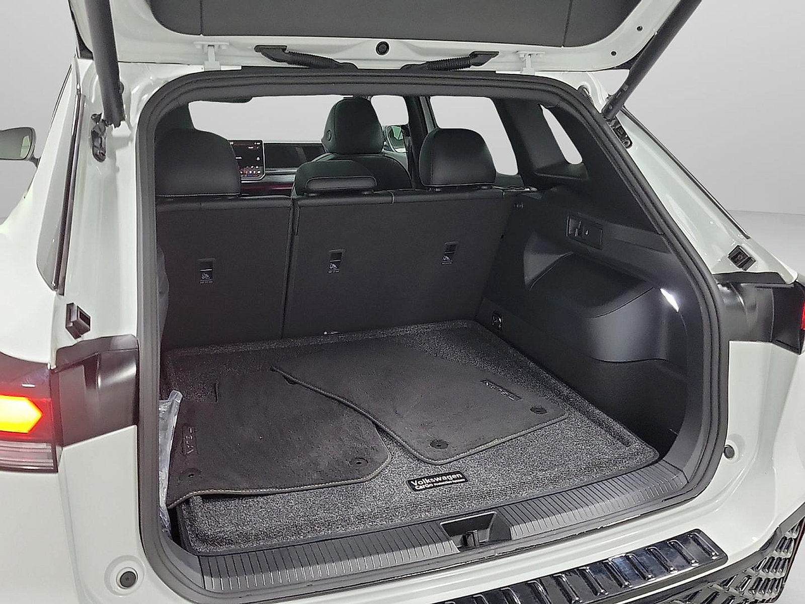 Used 2025 Volkswagen Tiguan SE R-Line AWD/4WD image 7