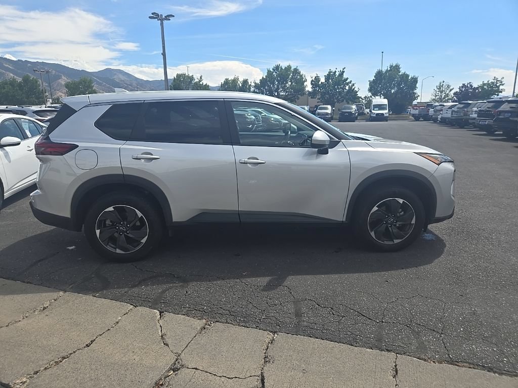 Used 2025 Nissan Rogue SV AWD/4WD image 4