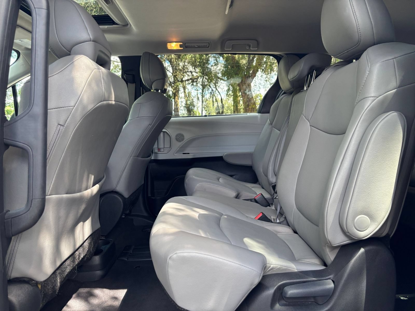 Used 2025 Toyota Sienna XLE FWD image 28