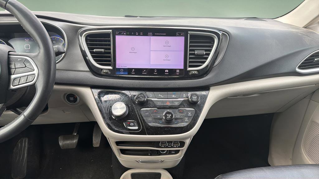Used 2022 Chrysler Pacifica Touring-L FWD image 5