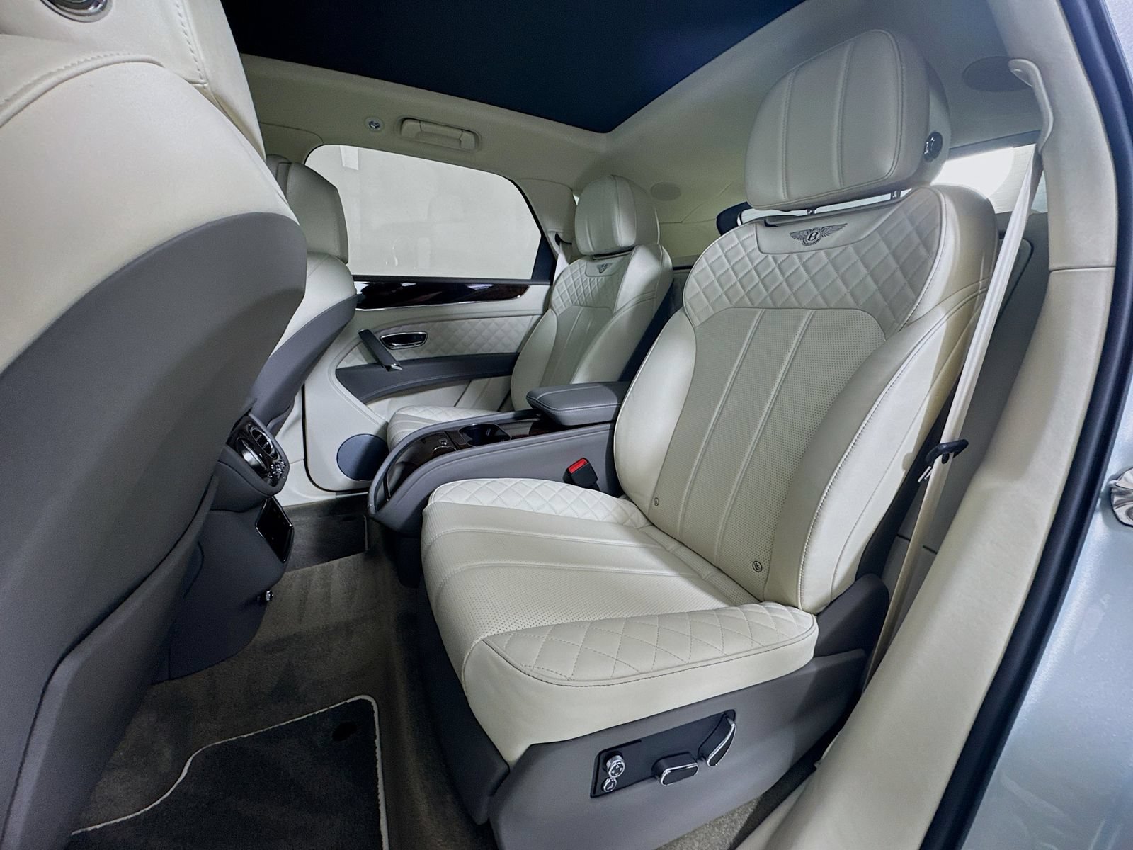 Certified 2020 Bentley Bentayga Plug-In Hybrid AWD/4WD image 25