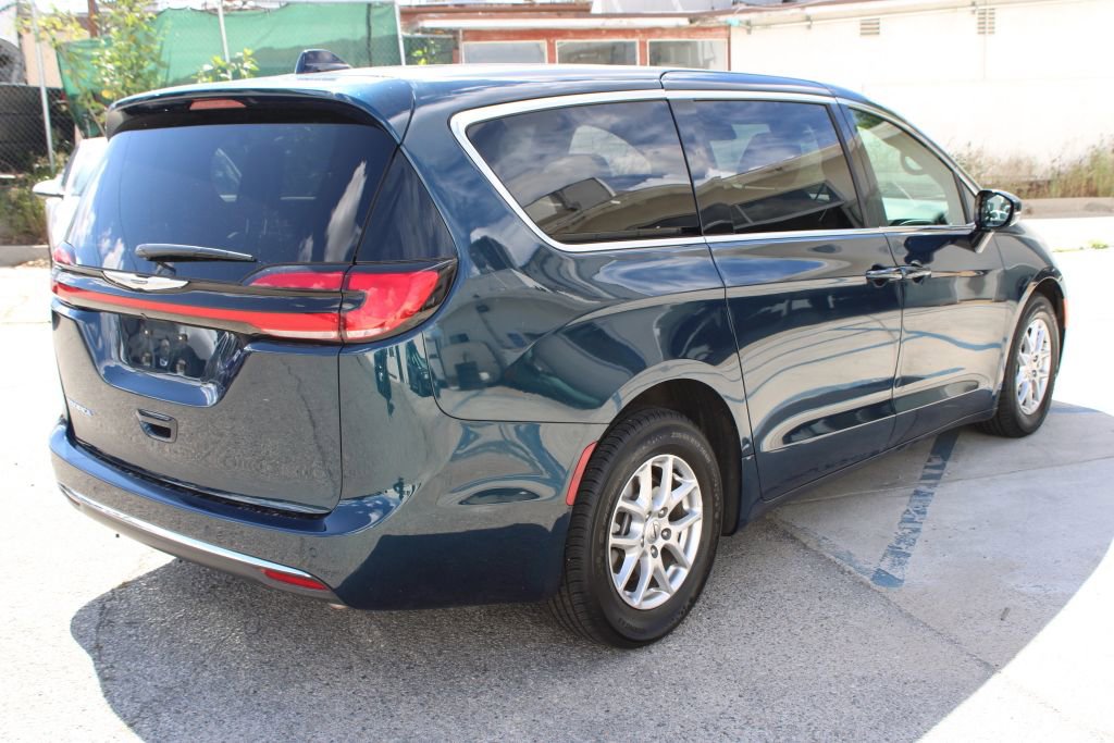 Used 2025 Chrysler Pacifica Select image 4