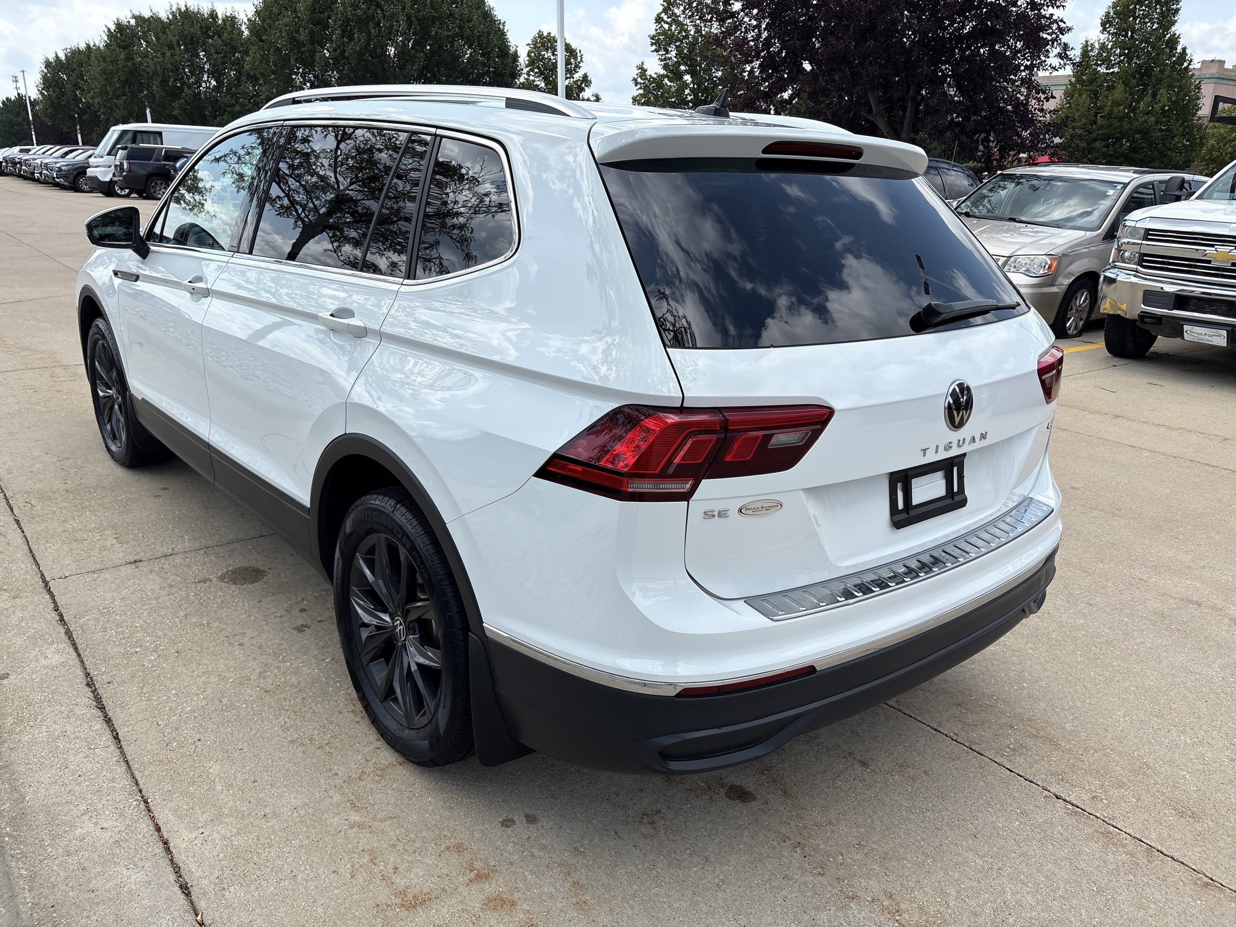 Used 2024 Volkswagen Tiguan SE AWD/4WD image 11