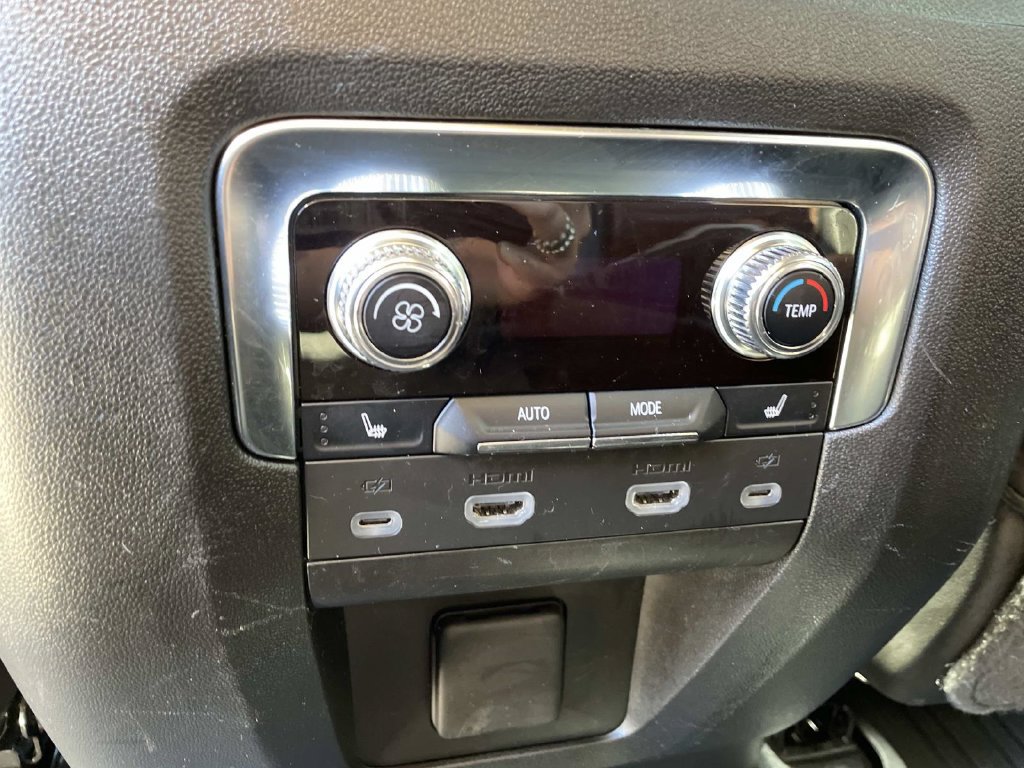 Used 2024 GMC Yukon Denali Ultimate AWD/4WD image 15