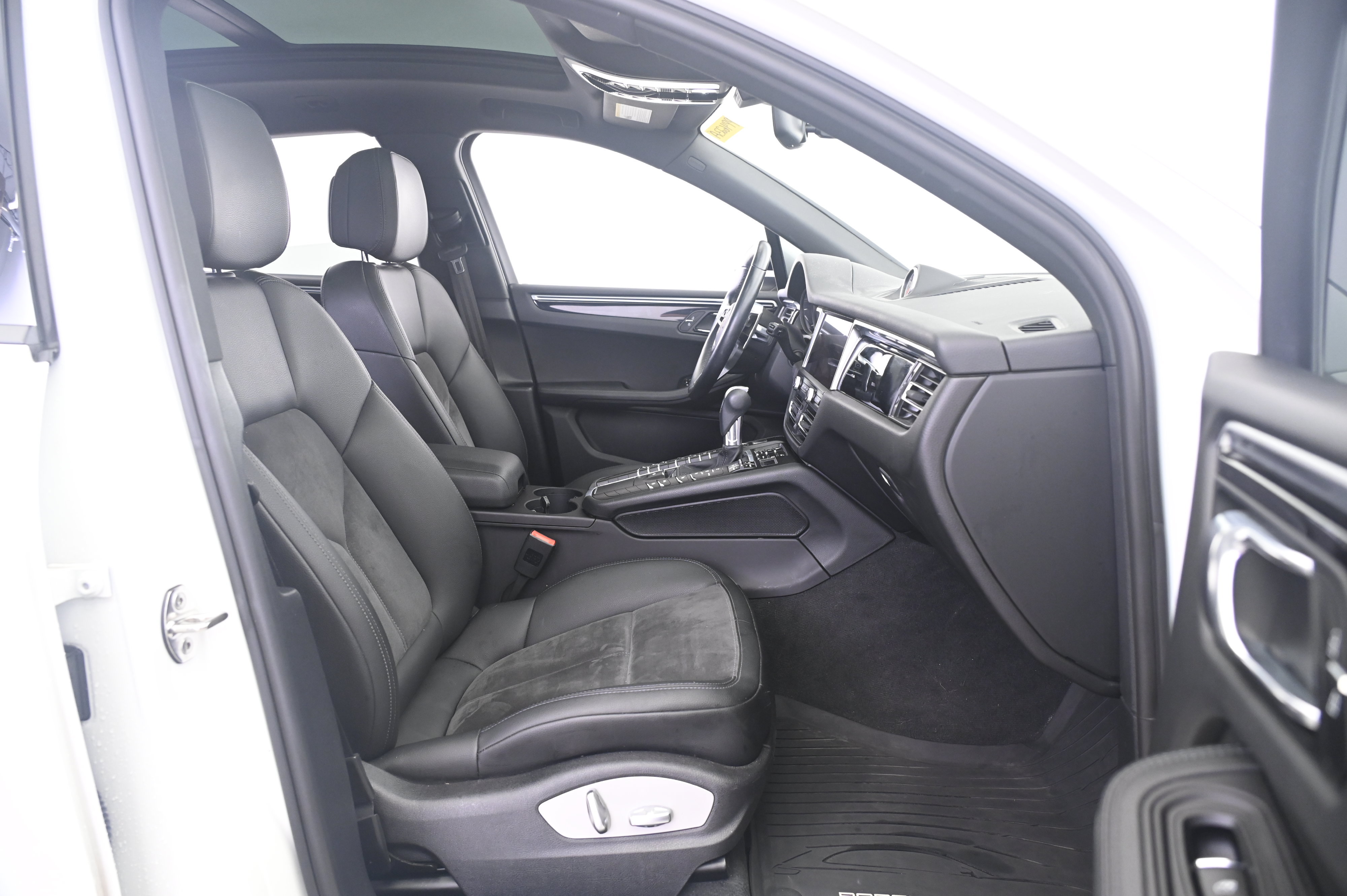 Used 2021 Porsche Macan AWD/4WD image 23