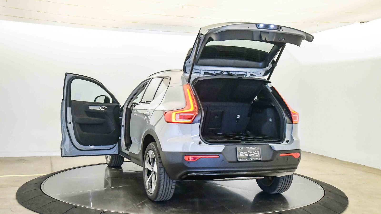 Certified 2025 Volvo XC40 B5 Plus w/ Protection Package Premier image 26