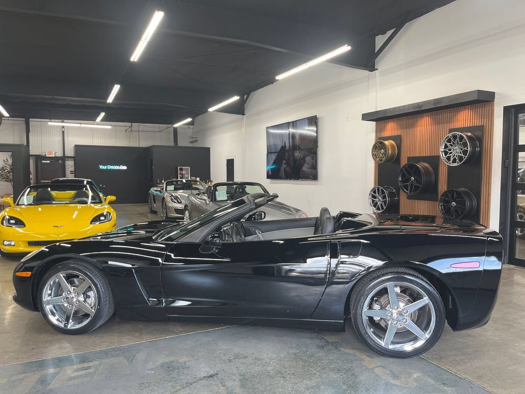 Used 2007 Chevrolet Corvette Coupe w/ Preferred Equipment Group RWD image 7