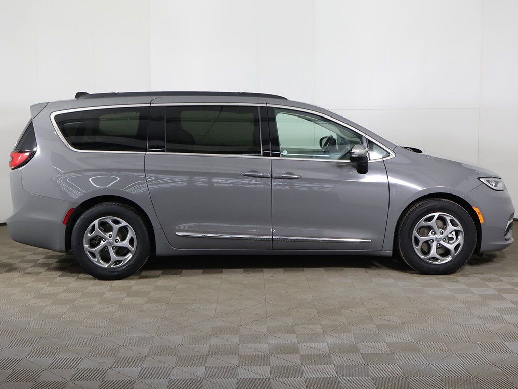 Used 2023 Chrysler Pacifica Limited image 24