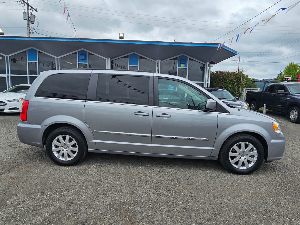 Used 2016 Chrysler Town & Country Touring image 8