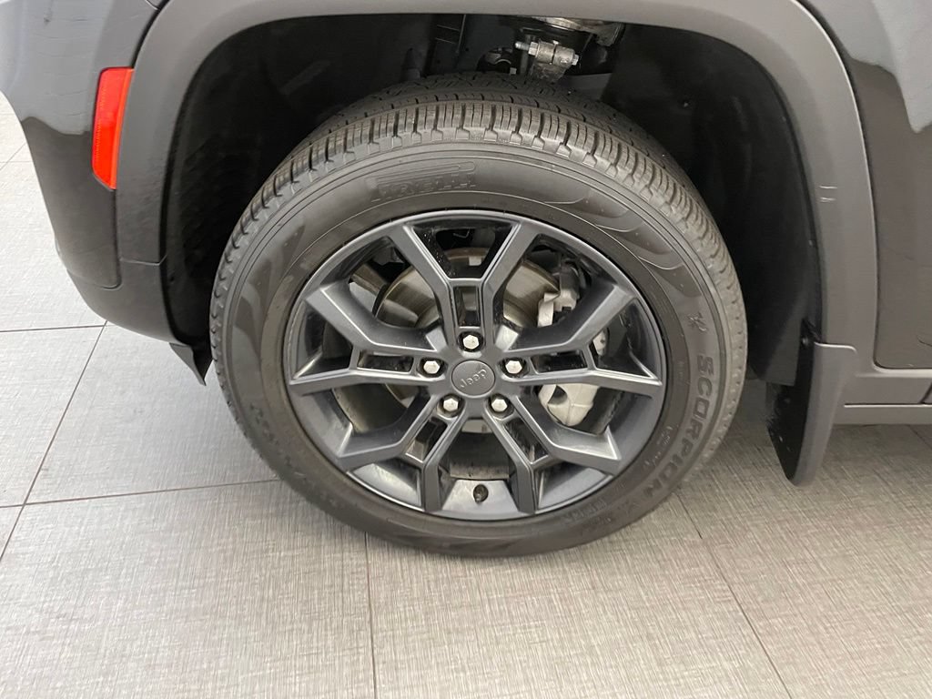 New 2025 Jeep Grand Cherokee Limited w/ MOPAR Finishing Package AWD/4WD image 8
