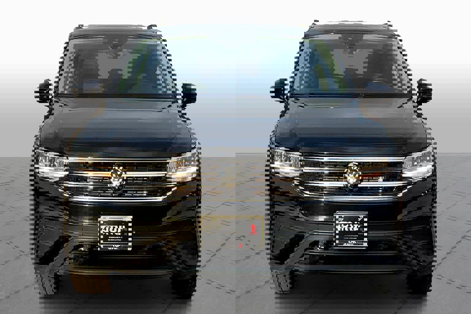 Used 2024 Volkswagen Tiguan SE image 3