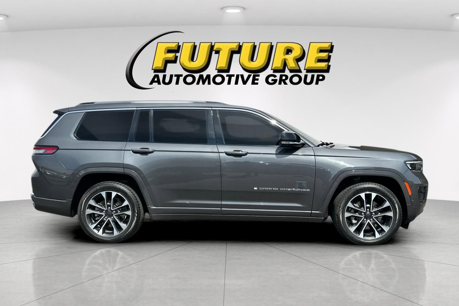 Used 2022 Jeep Grand Cherokee L Overland w/ Advanced Protech Group III image 2