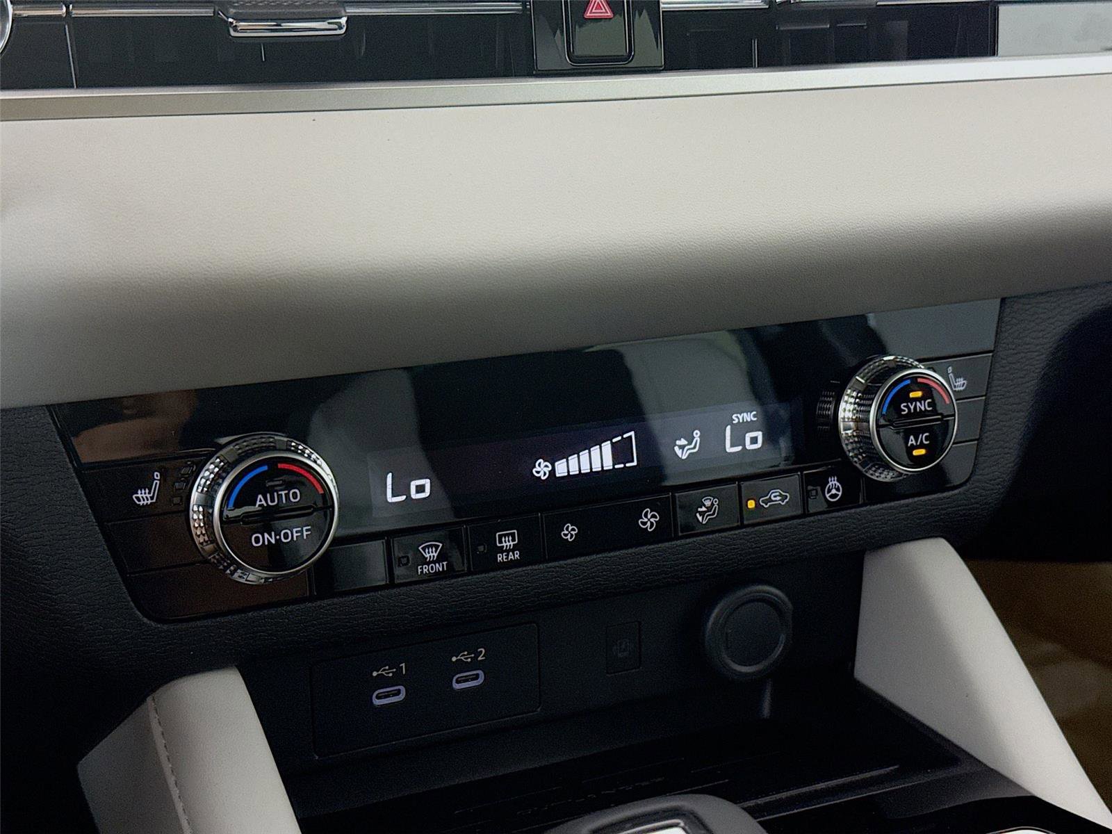 New 2026 Mitsubishi Outlander SE image 13