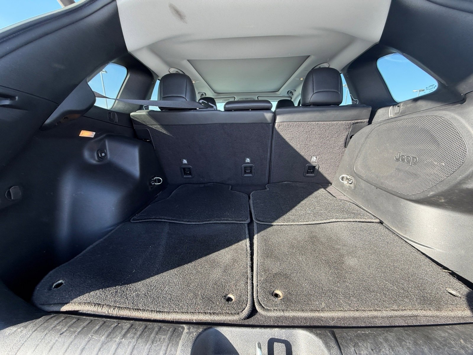 Used 2022 Jeep Cherokee Latitude Lux w/ Sun & Sound Group image 28