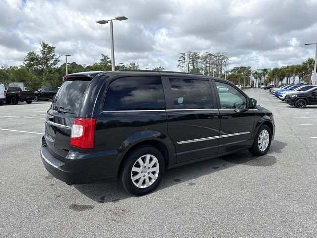 Used 2016 Chrysler Town & Country Touring image 3