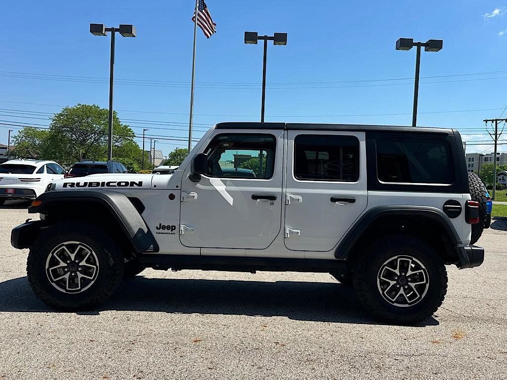 Used 2024 Jeep Wrangler Unlimited Rubicon AWD/4WD image 2