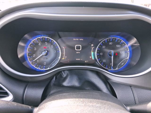 Used 2024 Chrysler Pacifica Touring-L FWD image 23