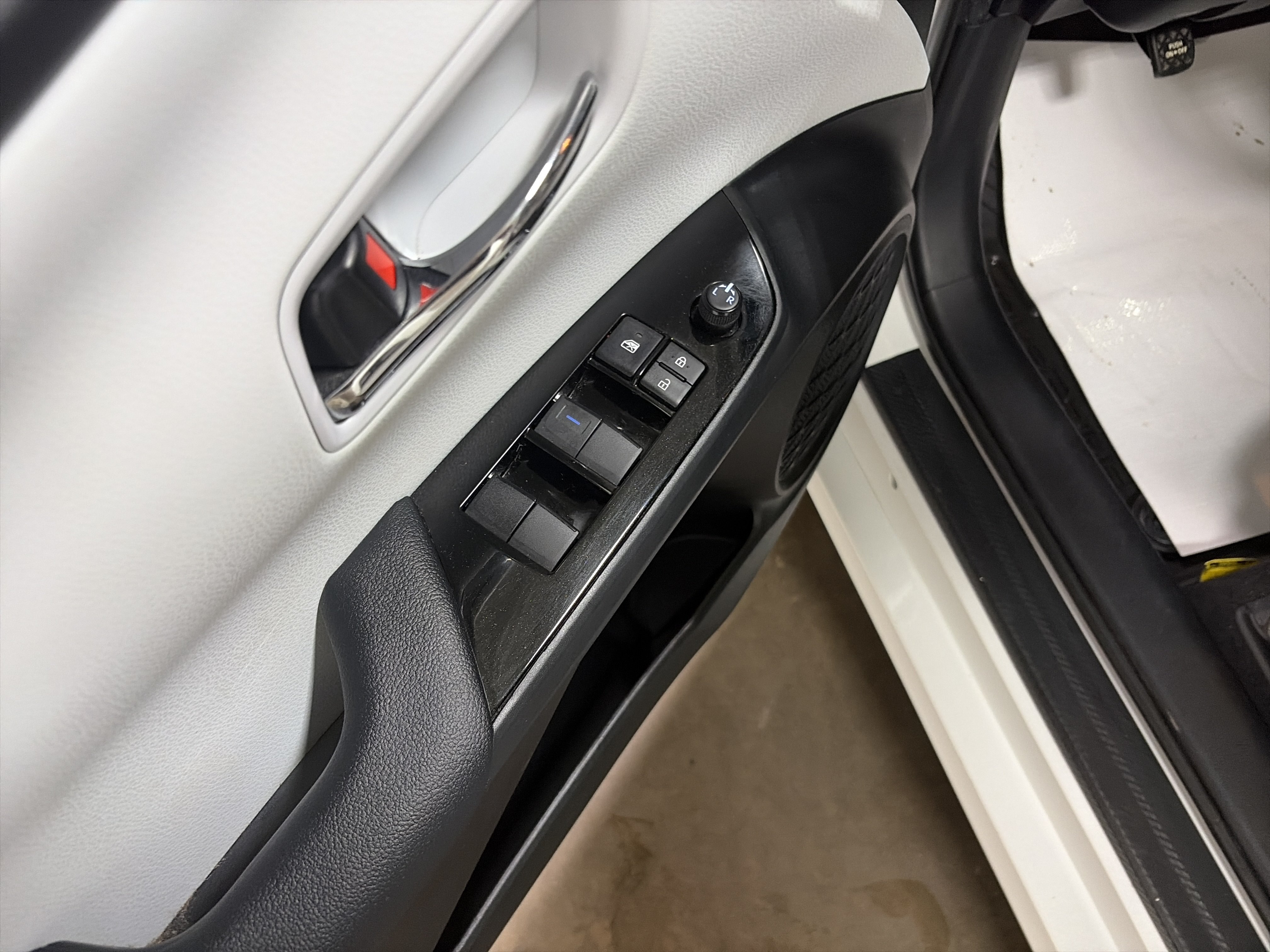 Used 2022 Toyota Prius Prime Limited FWD image 24