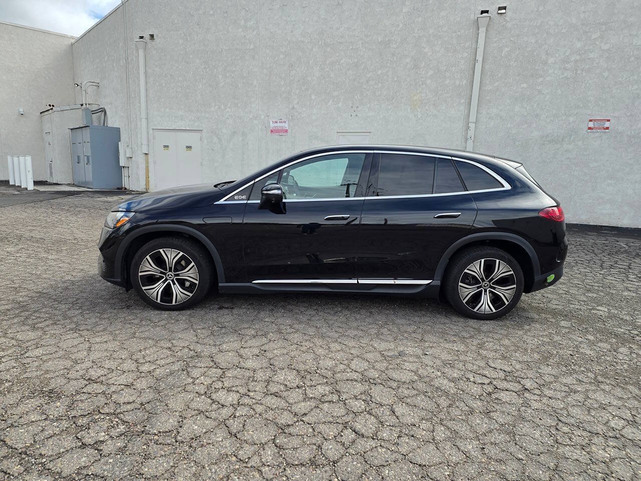 Used 2023 Mercedes-Benz EQE 350+ SUV w/ Exclusive Trim Package image 10