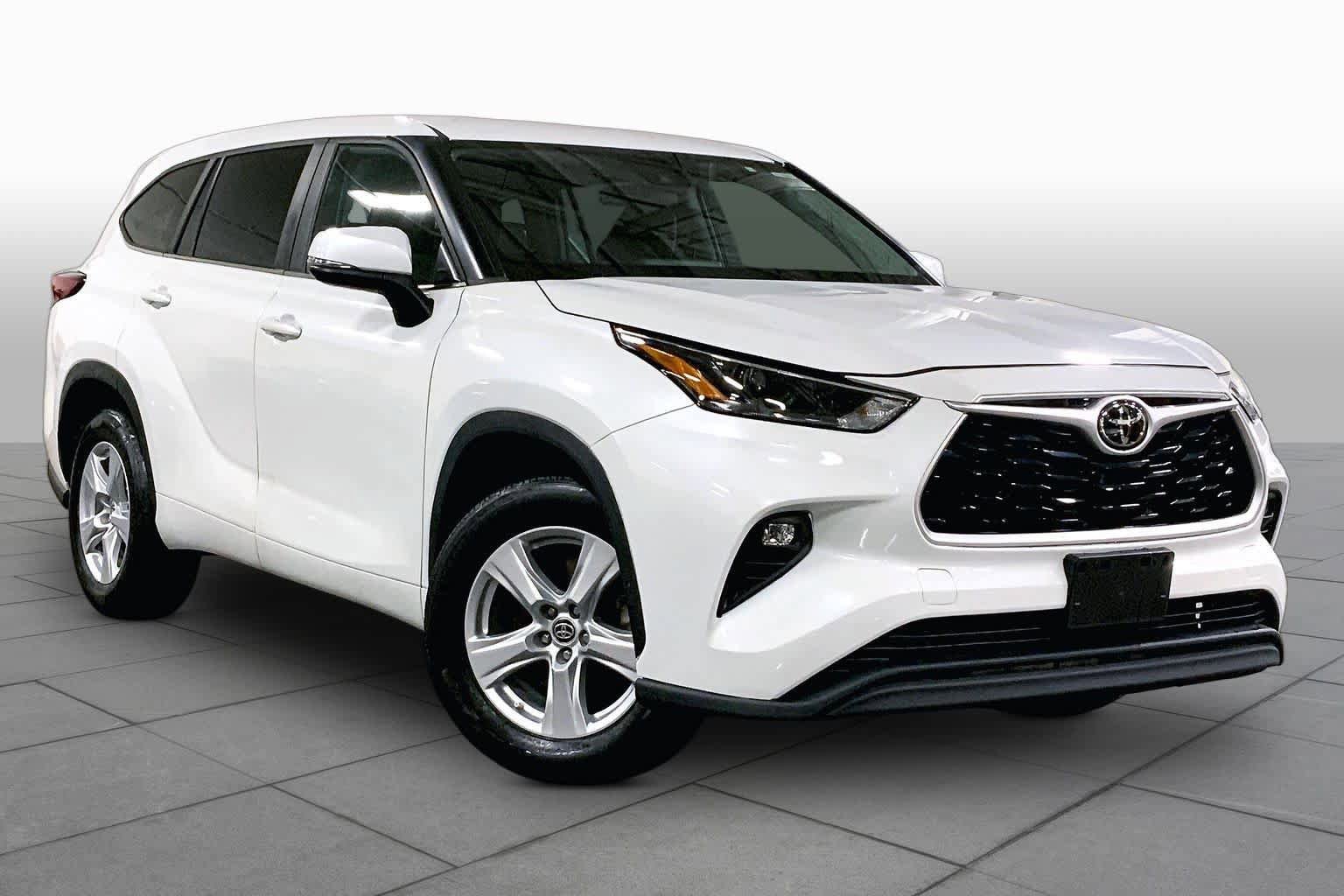 Used 2023 Toyota Highlander LE FWD image 3