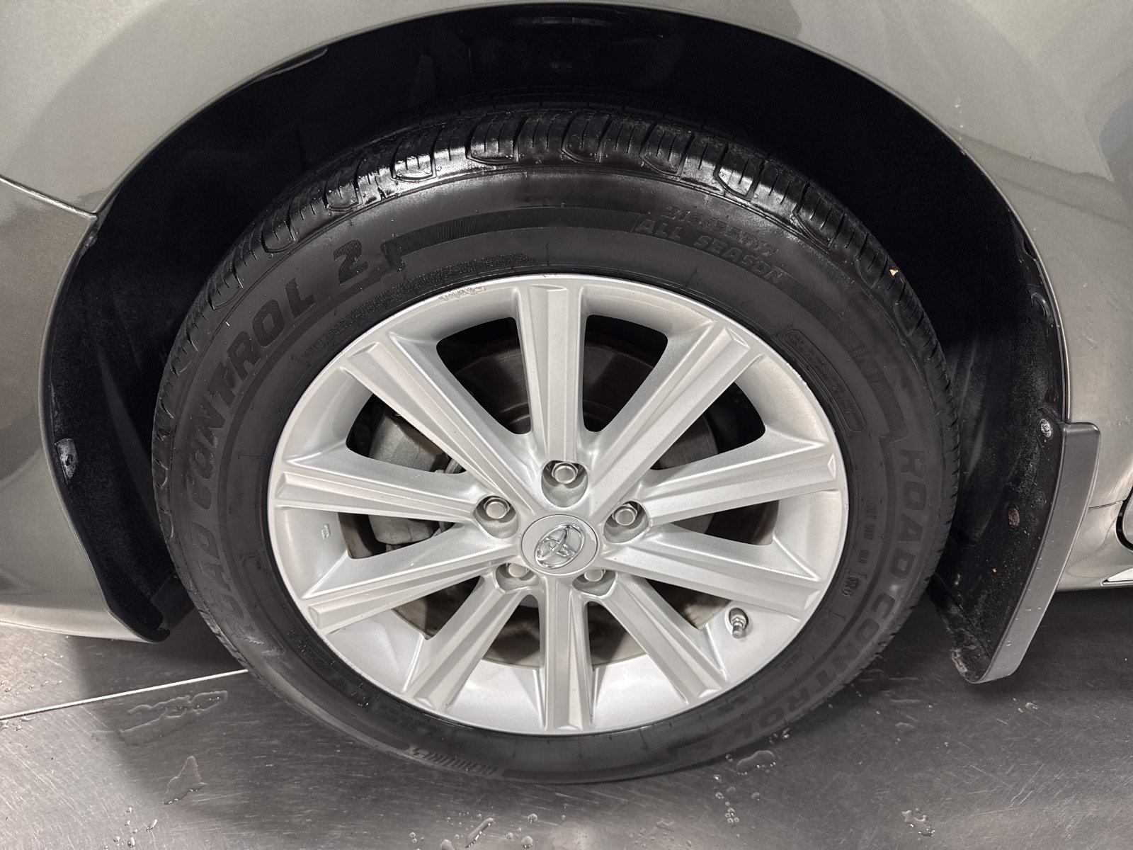 Used 2014 Toyota Camry XLE w/ Leather Package FWD image 2
