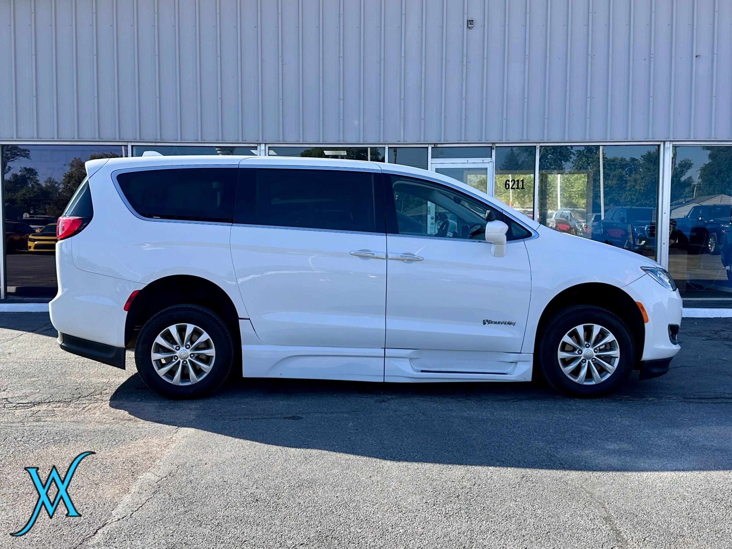 Used 2018 Chrysler Pacifica Touring Plus FWD image 8