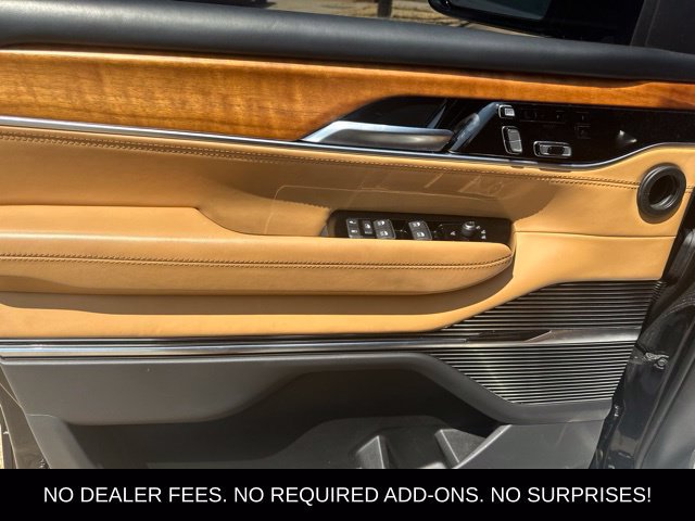 Used 2023 Jeep Grand Wagoneer Series III AWD/4WD image 16