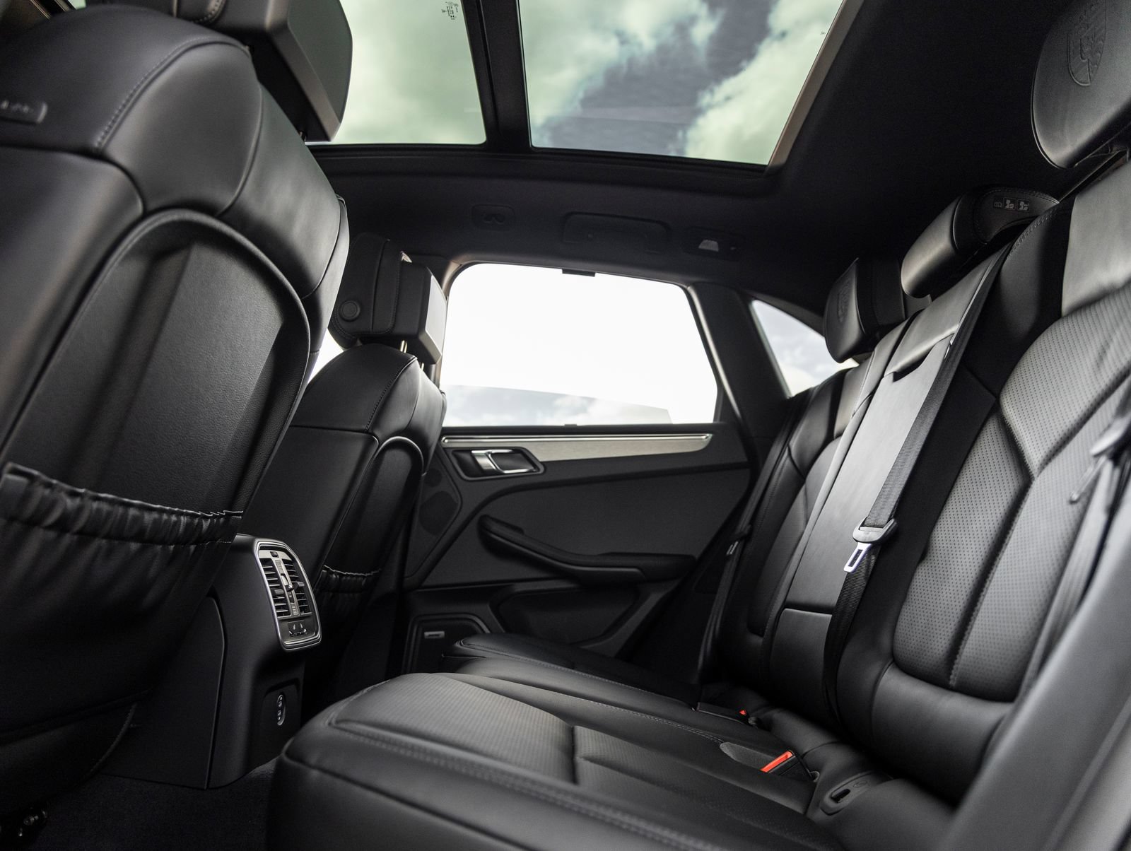 Certified 2026 Porsche Macan AWD/4WD image 32