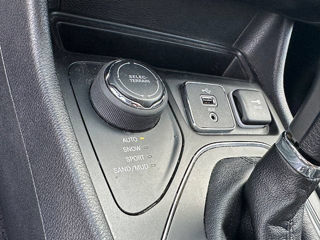 Used 2019 Jeep Cherokee Latitude w/ Cold Weather Group AWD/4WD image 26