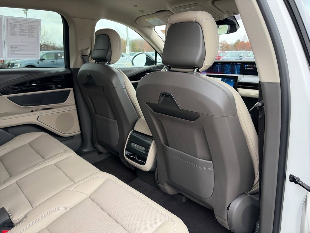 Used 2025 Lincoln Nautilus Premier image 36