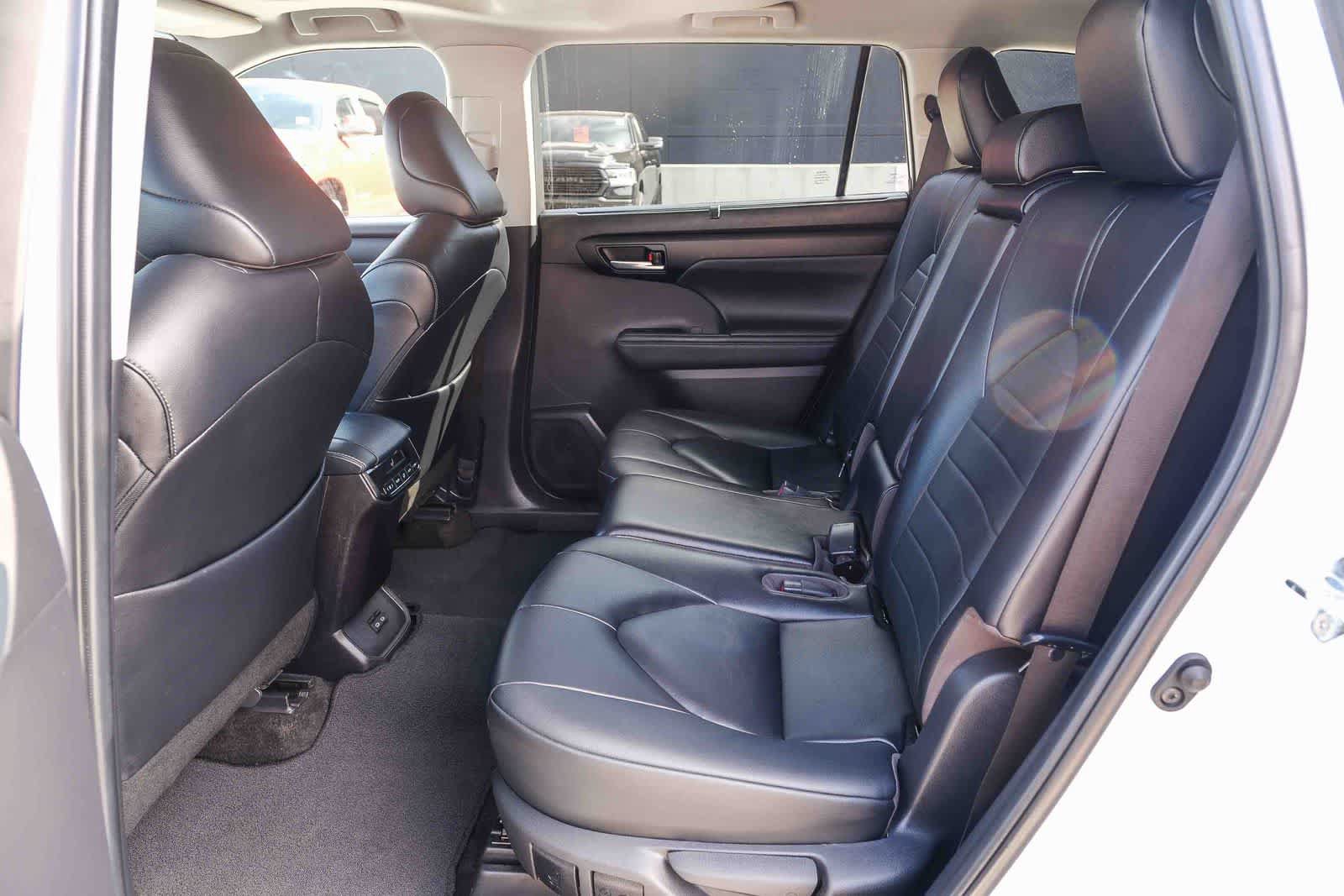 Used 2023 Toyota Highlander XLE FWD image 19