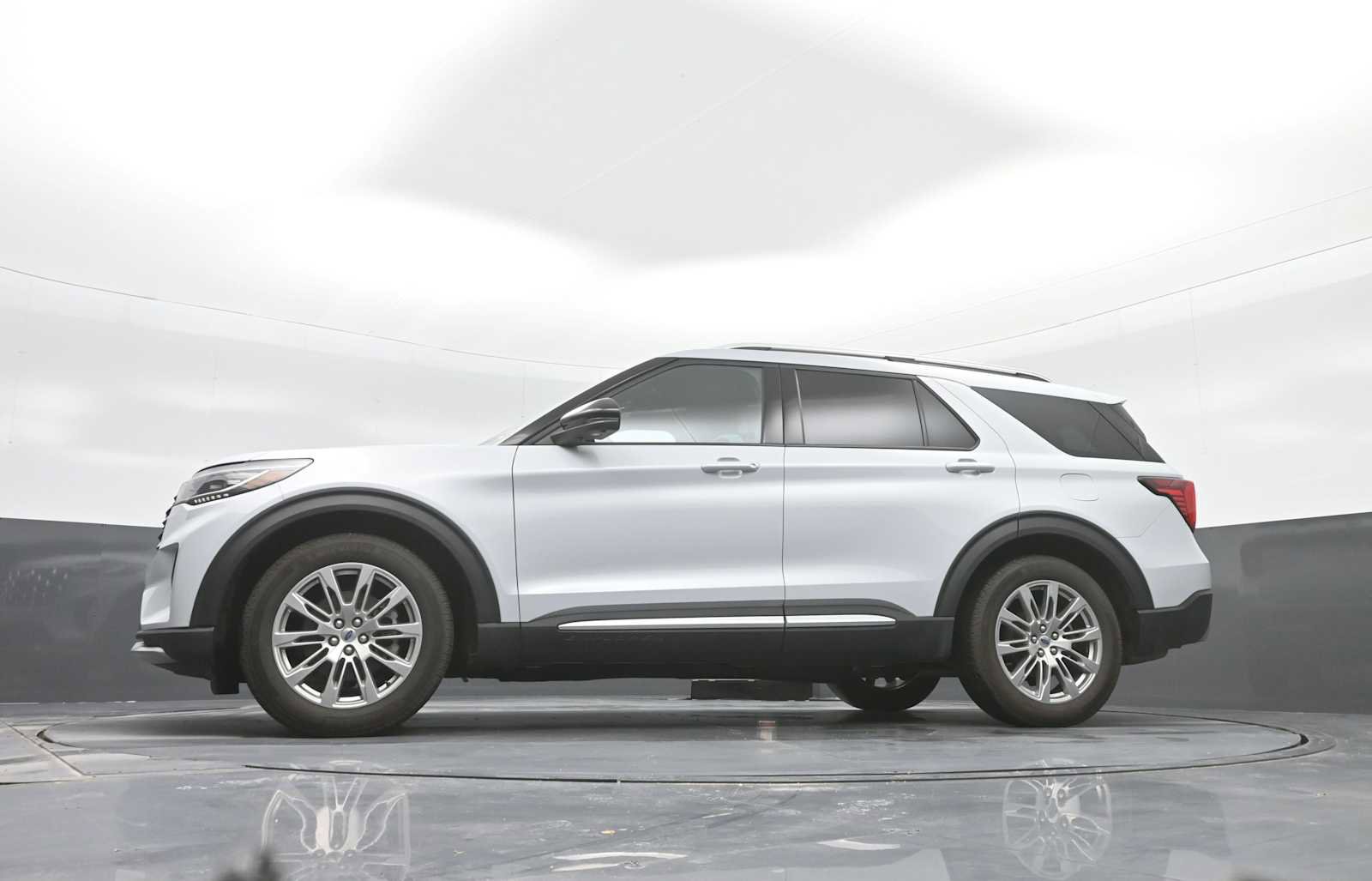 Used 2025 Ford Explorer Platinum image 32