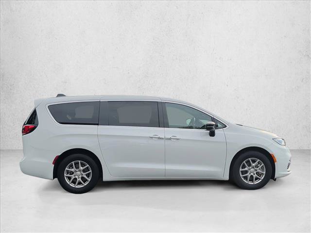 Used 2025 Chrysler Pacifica Select FWD image 4