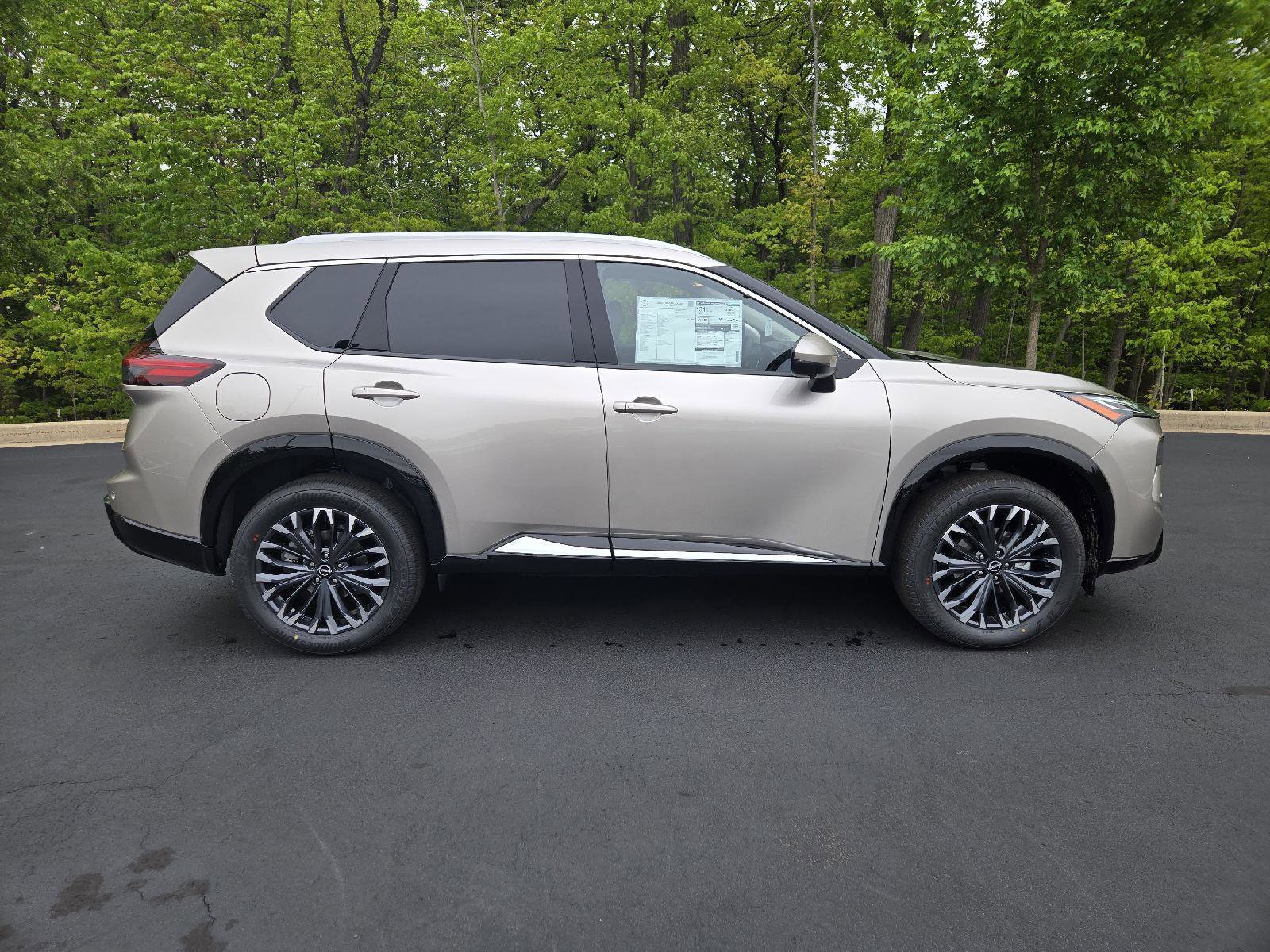 New 2026 Nissan Rogue Platinum AWD/4WD image 2