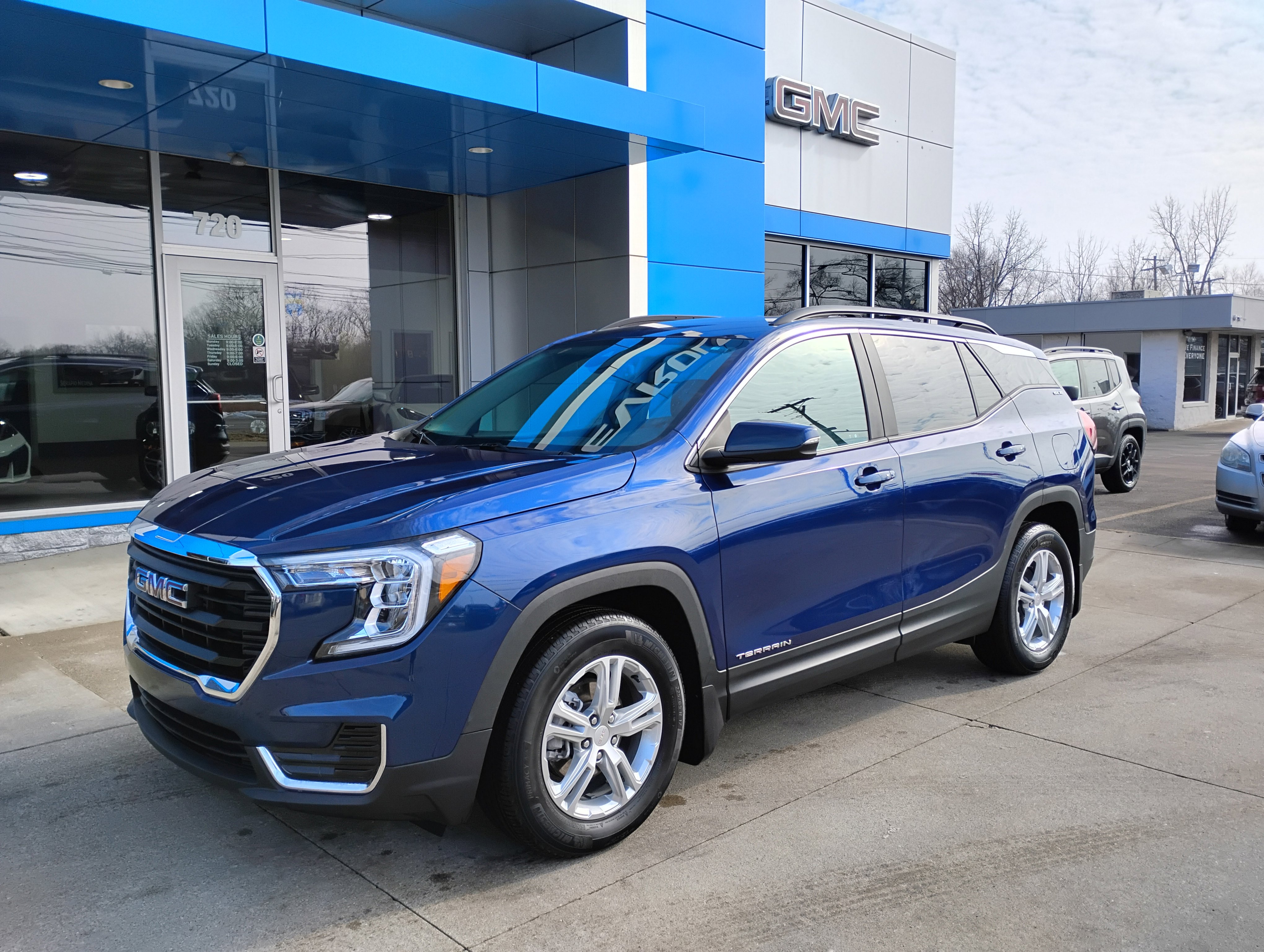 Used 2023 GMC Terrain SLE w/ Driver Convenience Package image 29