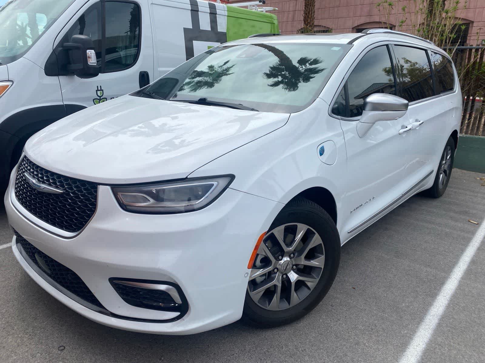 Used 2021 Chrysler Pacifica Pinnacle FWD video 1