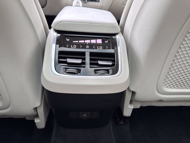 Certified 2022 Volvo XC60 B5 Inscription w/ Advanced Package AWD/4WD image 17