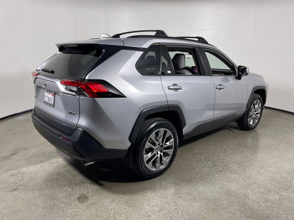 Used 2022 Toyota RAV4 XLE Premium image 3
