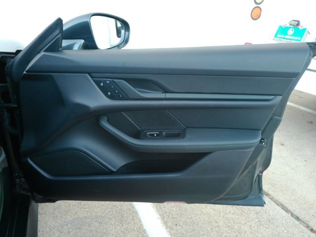 Used 2023 Porsche Taycan image 18