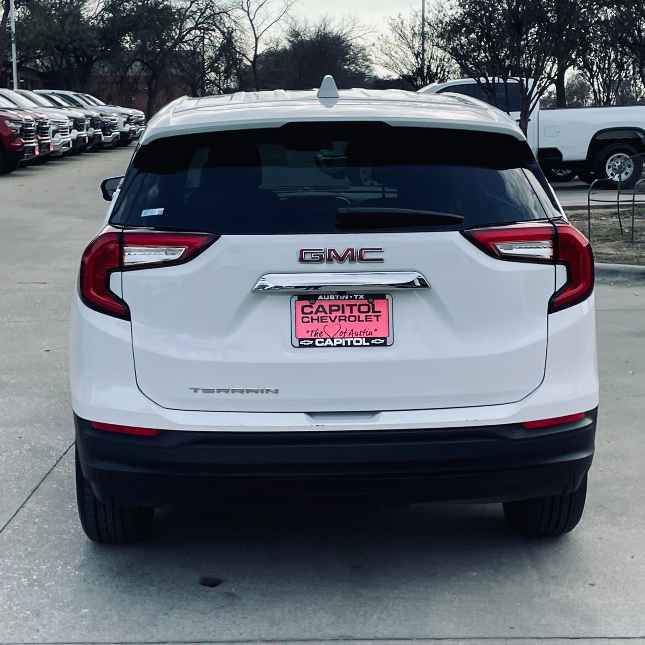 Used 2024 GMC Terrain SLE image 4