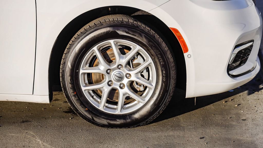 Certified 2023 Chrysler Pacifica Touring-L image 10