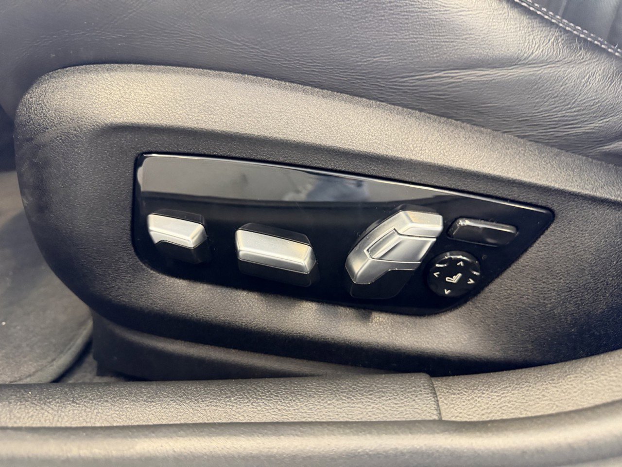 Used 2022 BMW M5 w/ Executive Package image 41