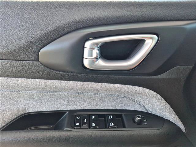 Used 2025 Jeep Compass Latitude AWD/4WD image 16