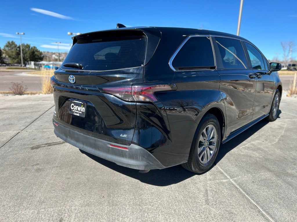 Used 2025 Toyota Sienna LE image 8