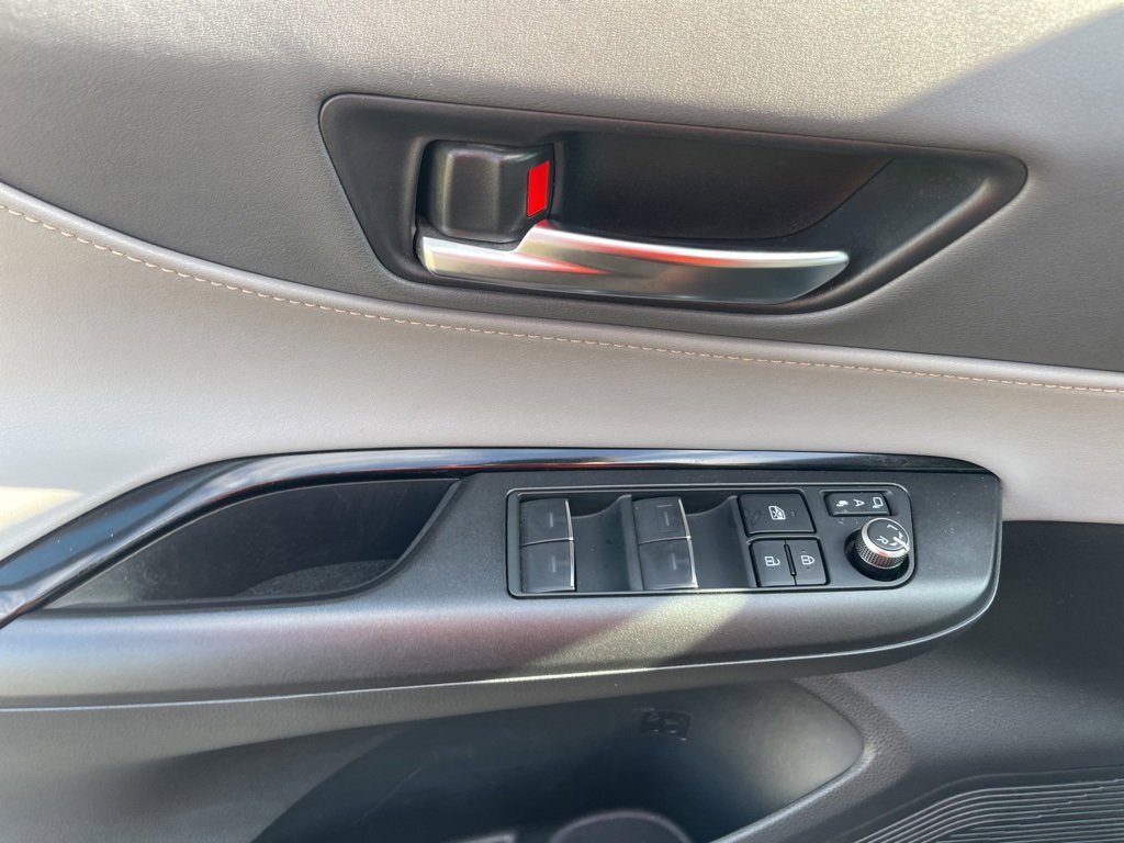 Used 2024 Toyota Venza LE image 16