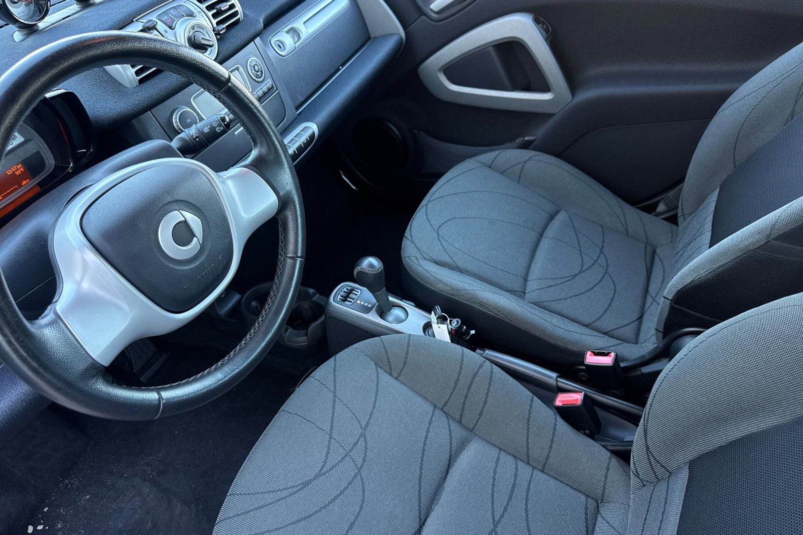 Used 2016 smart fortwo passion image 10