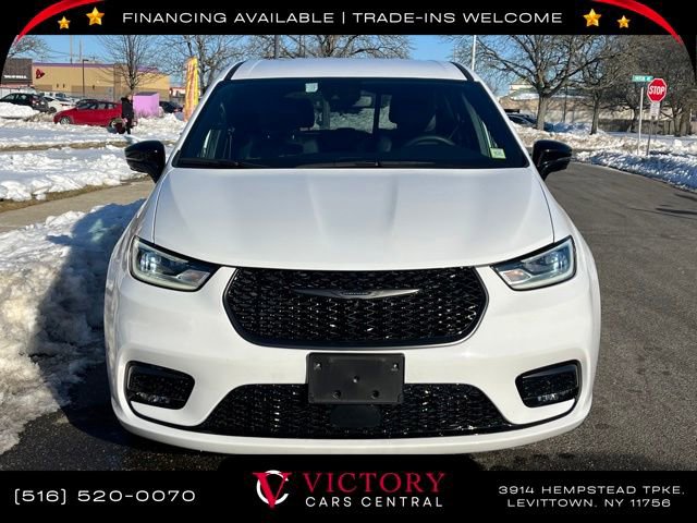 Used 2024 Chrysler Pacifica Select image 2