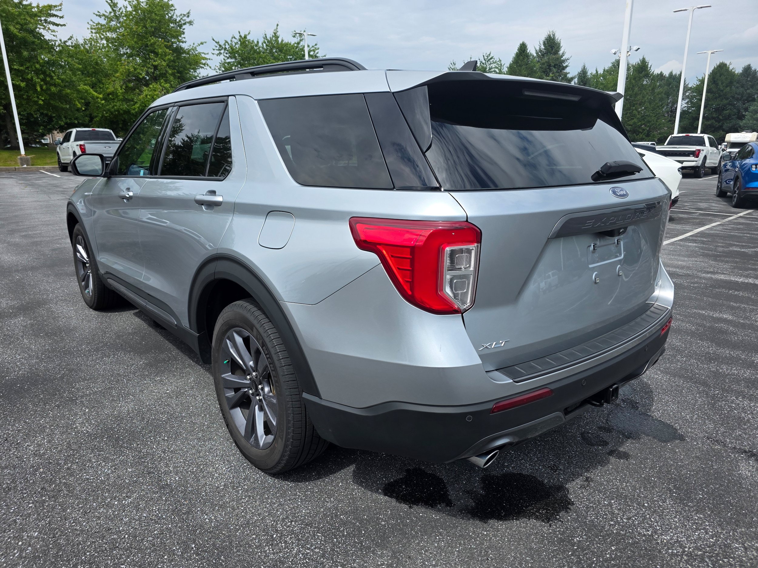 Used 2023 Ford Explorer XLT w/ Equipment Group 202A AWD/4WD image 3