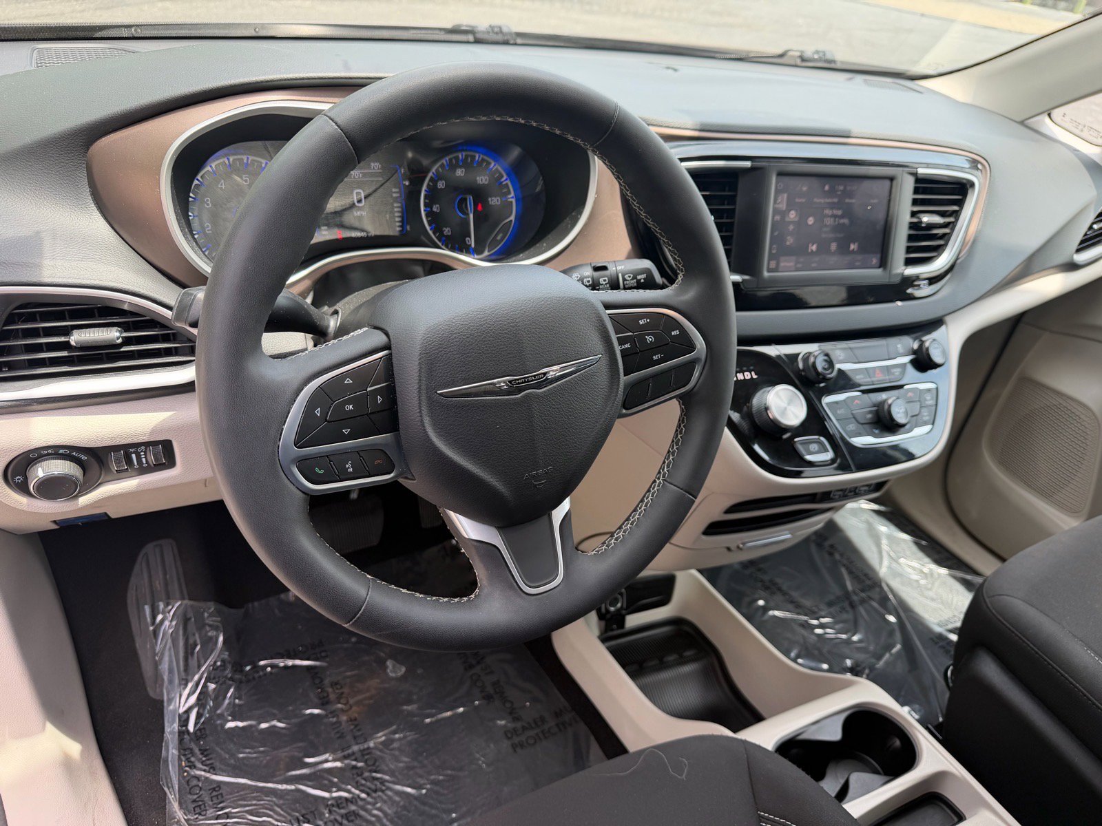 Used 2023 Chrysler Voyager LX FWD image 26