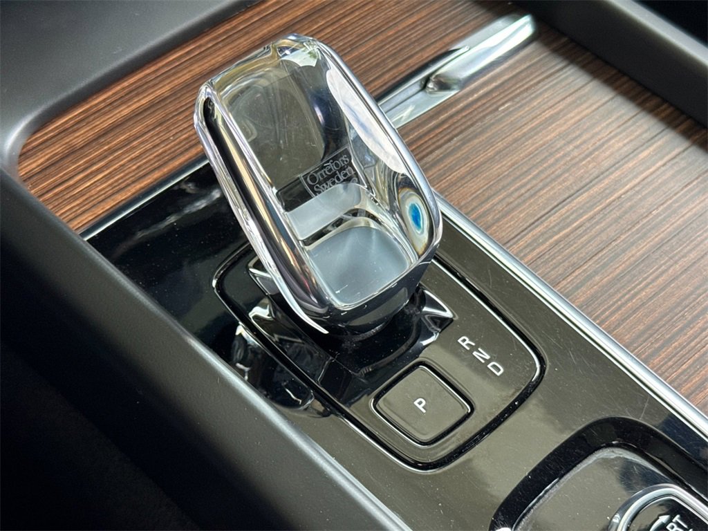 Certified 2023 Volvo XC60 B5 Ultimate w/ Climate Package image 21